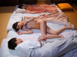 Người đẹp hàng đầu điềm tĩnh và ngoan ngoãn với bộ đồ hầu gái gợi cảm của riêng mình nằm nghiêng với một con cặc lớn được đưa vào miệng với đôi tất đen mở và hai chân dang rộng
