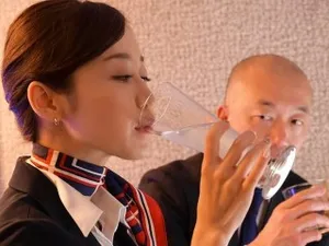 KTV gợi cảm, cô gái học đường trong sáng cắm máy rung và hát