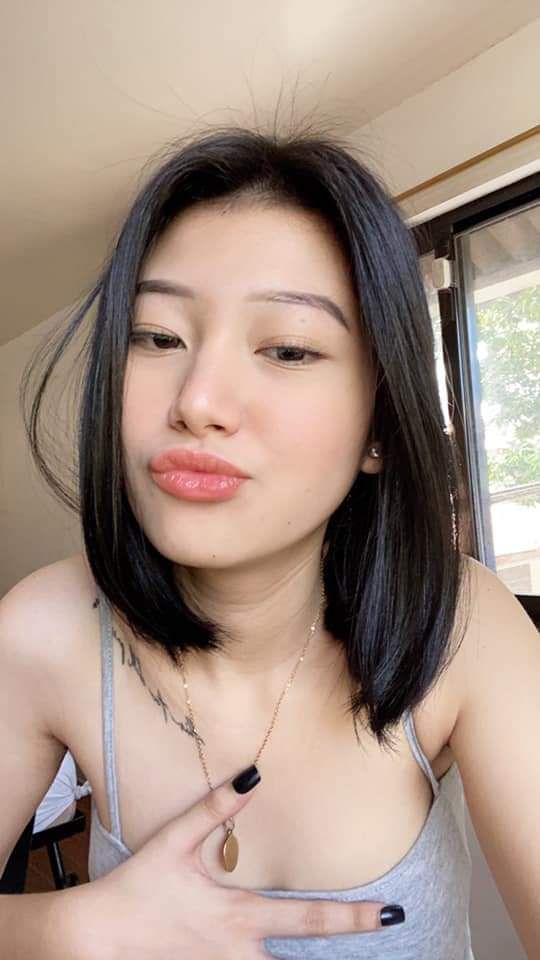 Bố thường xuyên đi làm ăn, cậu con trai ở nhà an ủi má kế cô đơn